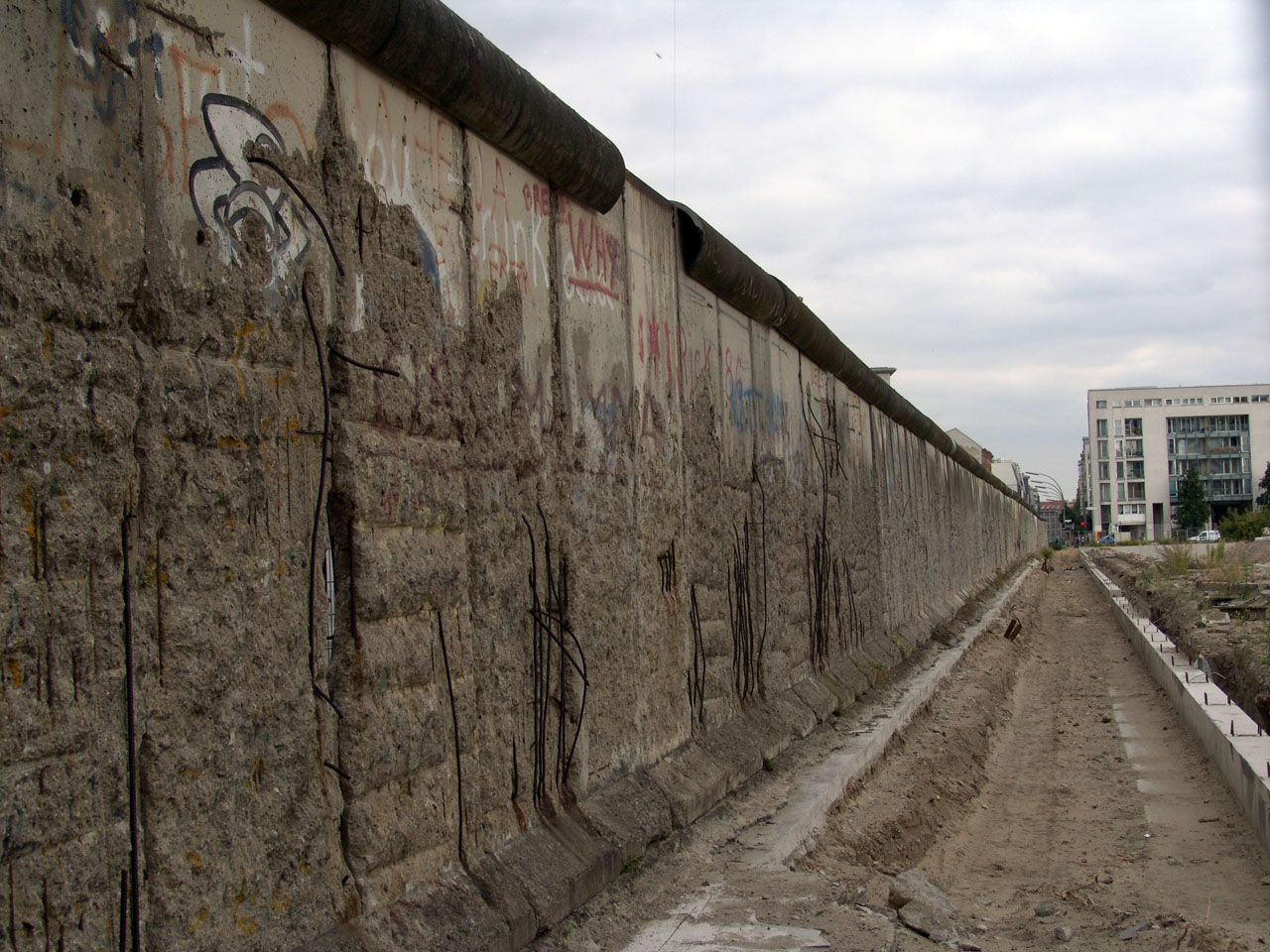 Überreste der Berliner Mauer vom Westen aus gesehen