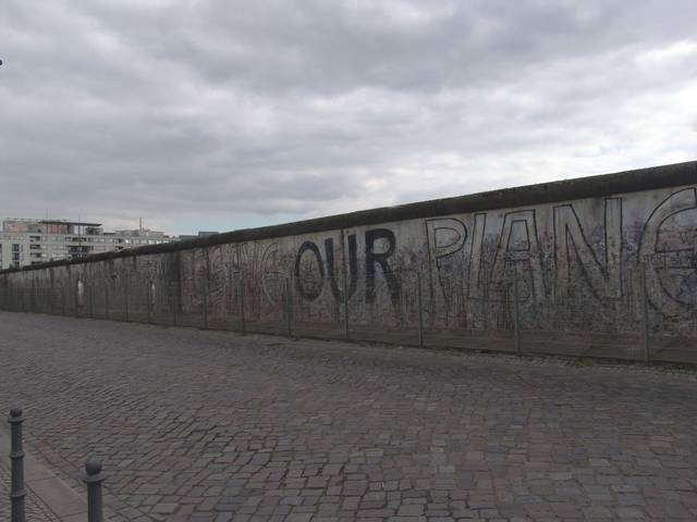 Überreste der Berliner Mauer vom Osten aus gesehen