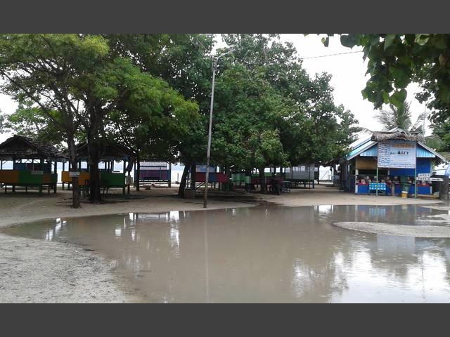 Der Dorfplatz komplett unter Wasser