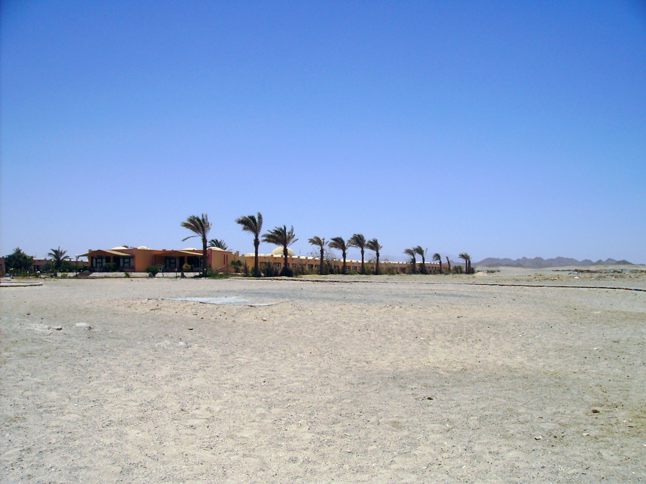 Das Hotel vom Strand aus