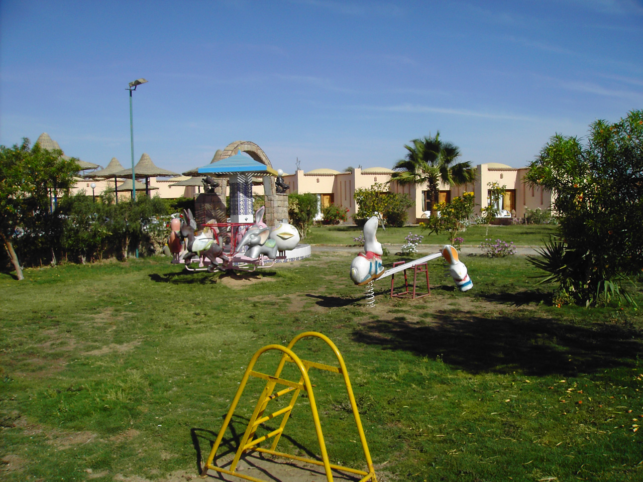 Der Kinderspielplatz - nicht gerade besonders vertrauenserweckend