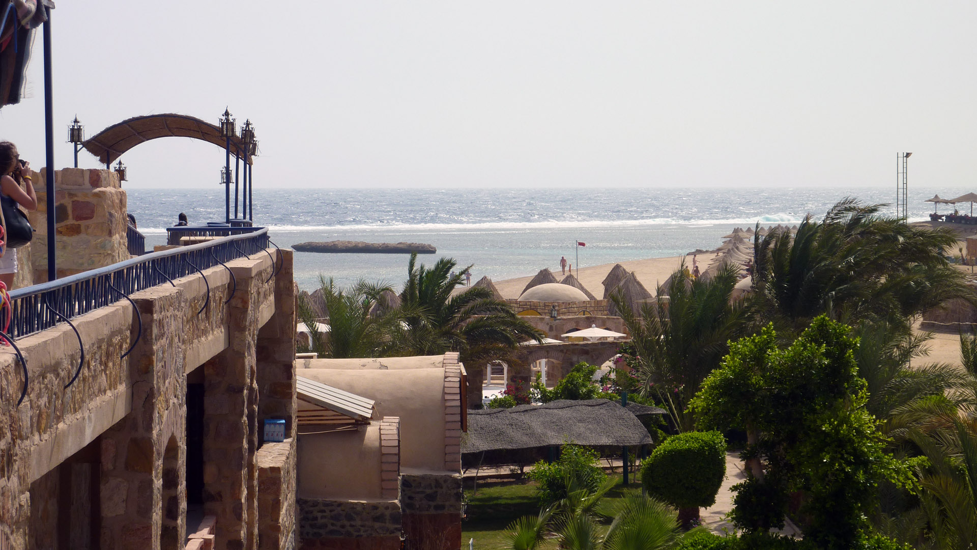 Blick über den kleinen Pool zum Meer