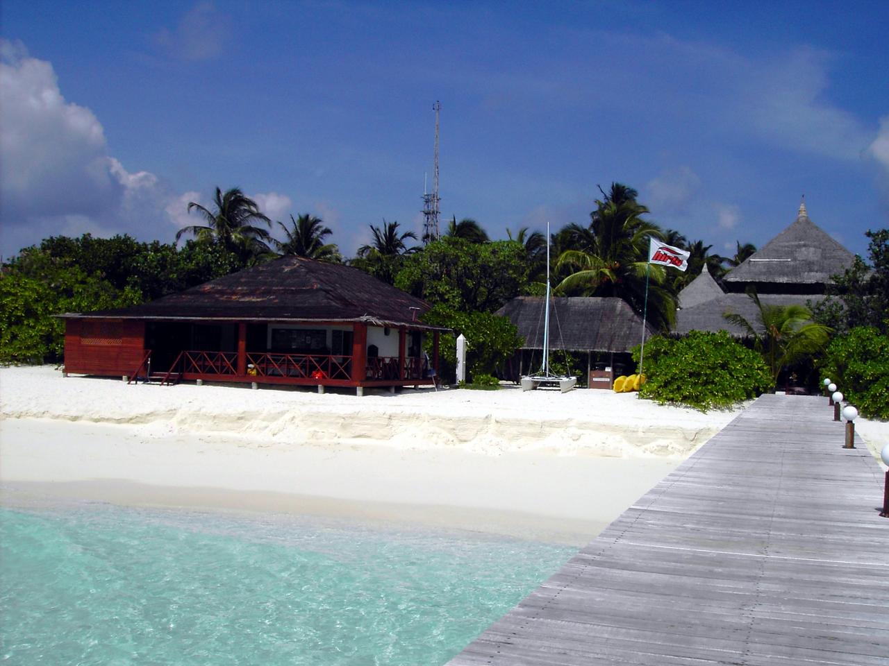 Blich vom Jetty zu Tauchschule und Wassersportzentrum