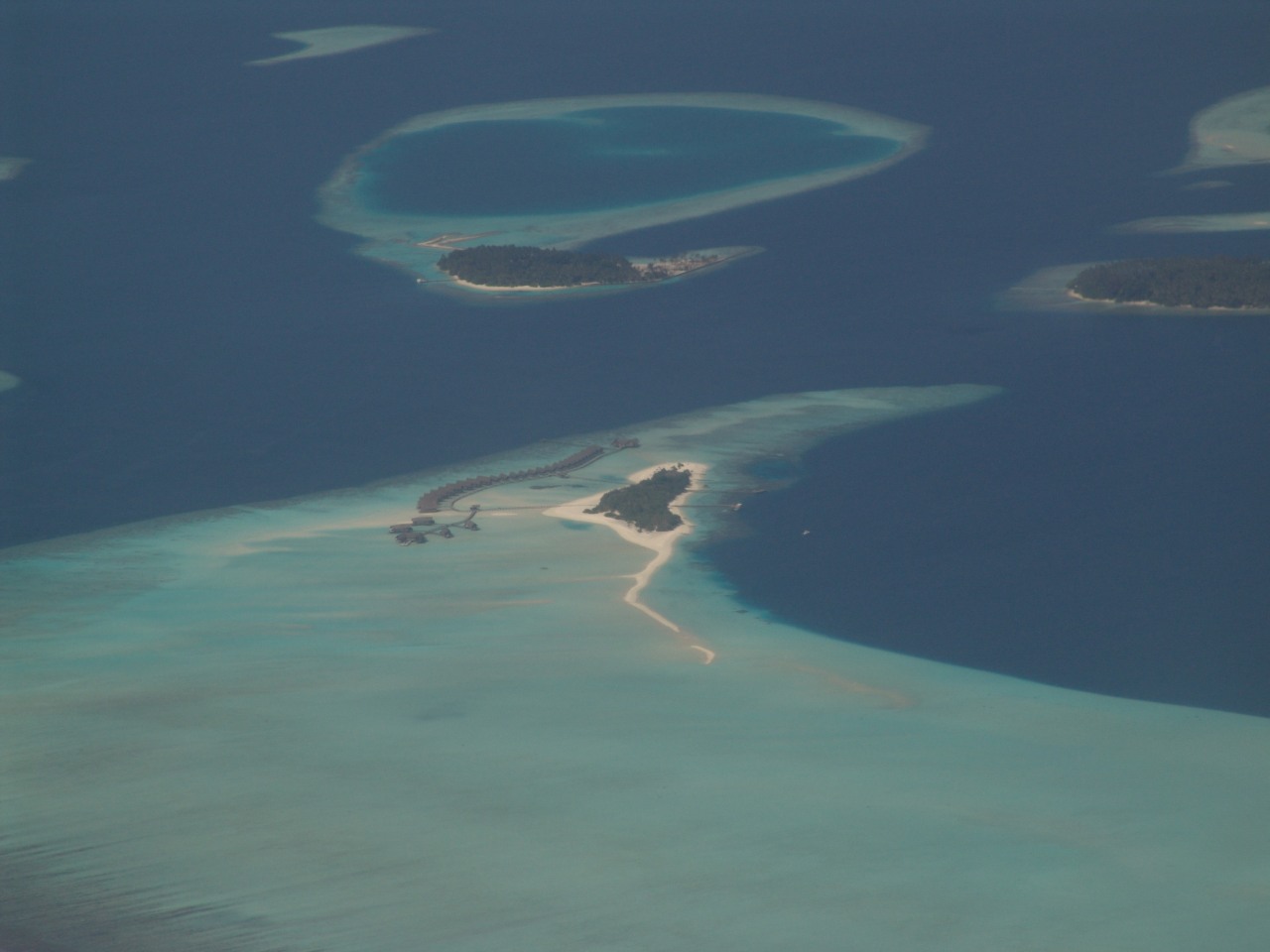 Cocoa Island Resort und Villivaru, rechts: Biyadhoo