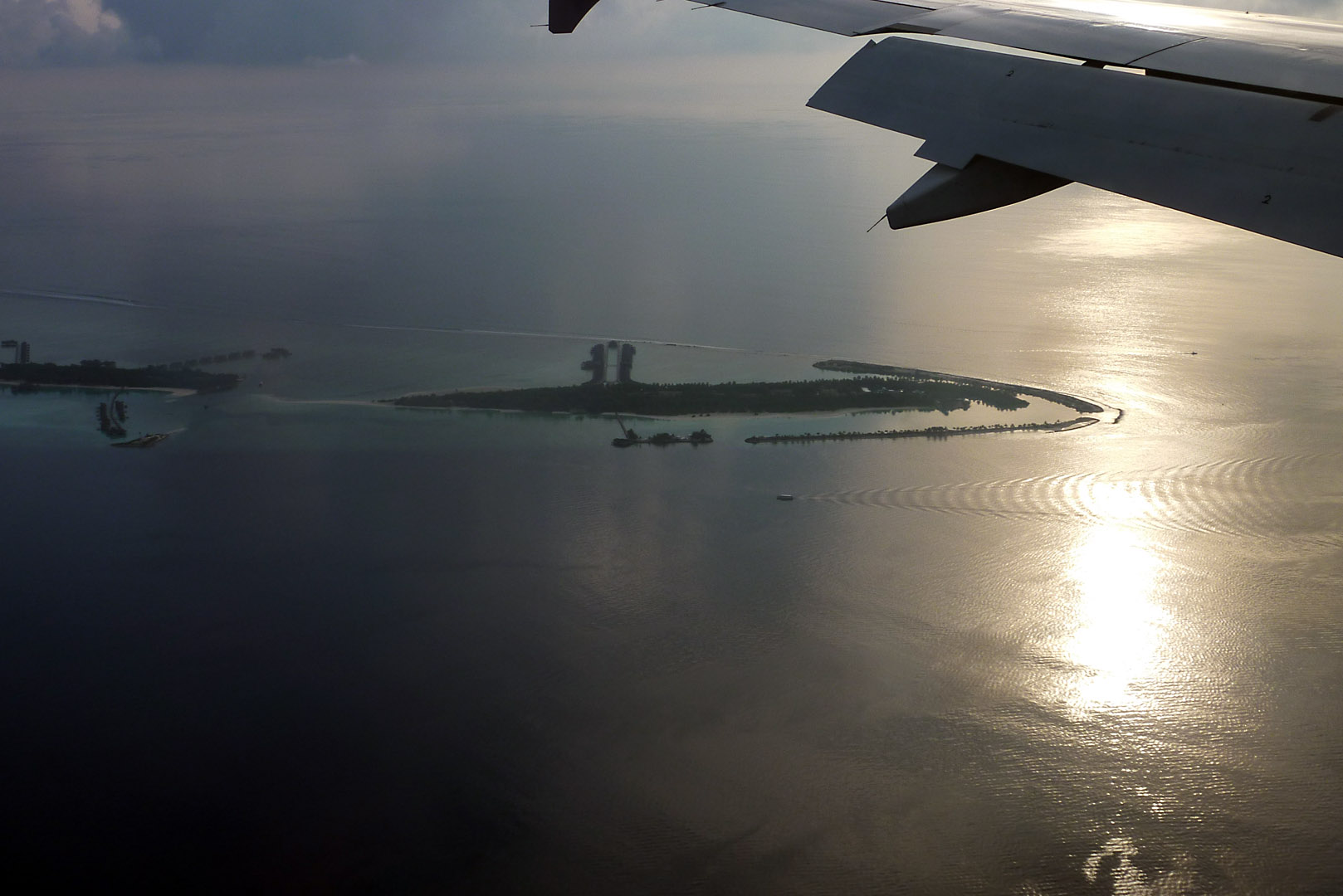 Morgens Landung auf Male (Rechts Paradise Island, links Soneva Gili)