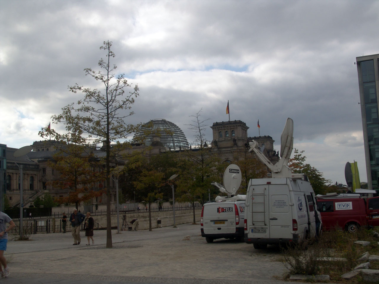 Blick zum Reichstag - eine Menge TV Ü-Wägen am Tag vor der Bundestagswahl