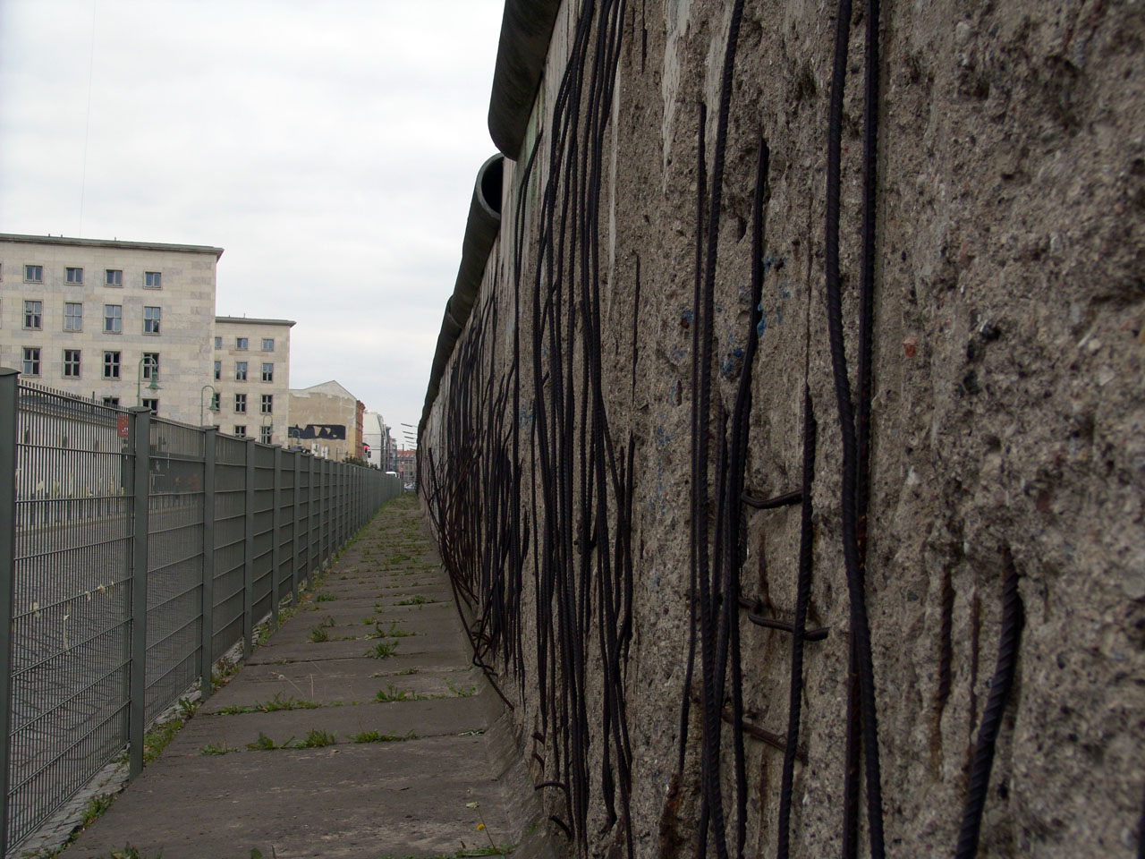 Überreste der Berliner Mauer vom Osten aus gesehen