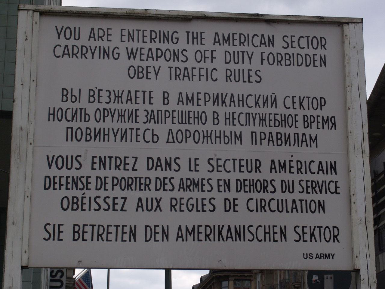 Schild am Checkpoint Charlie