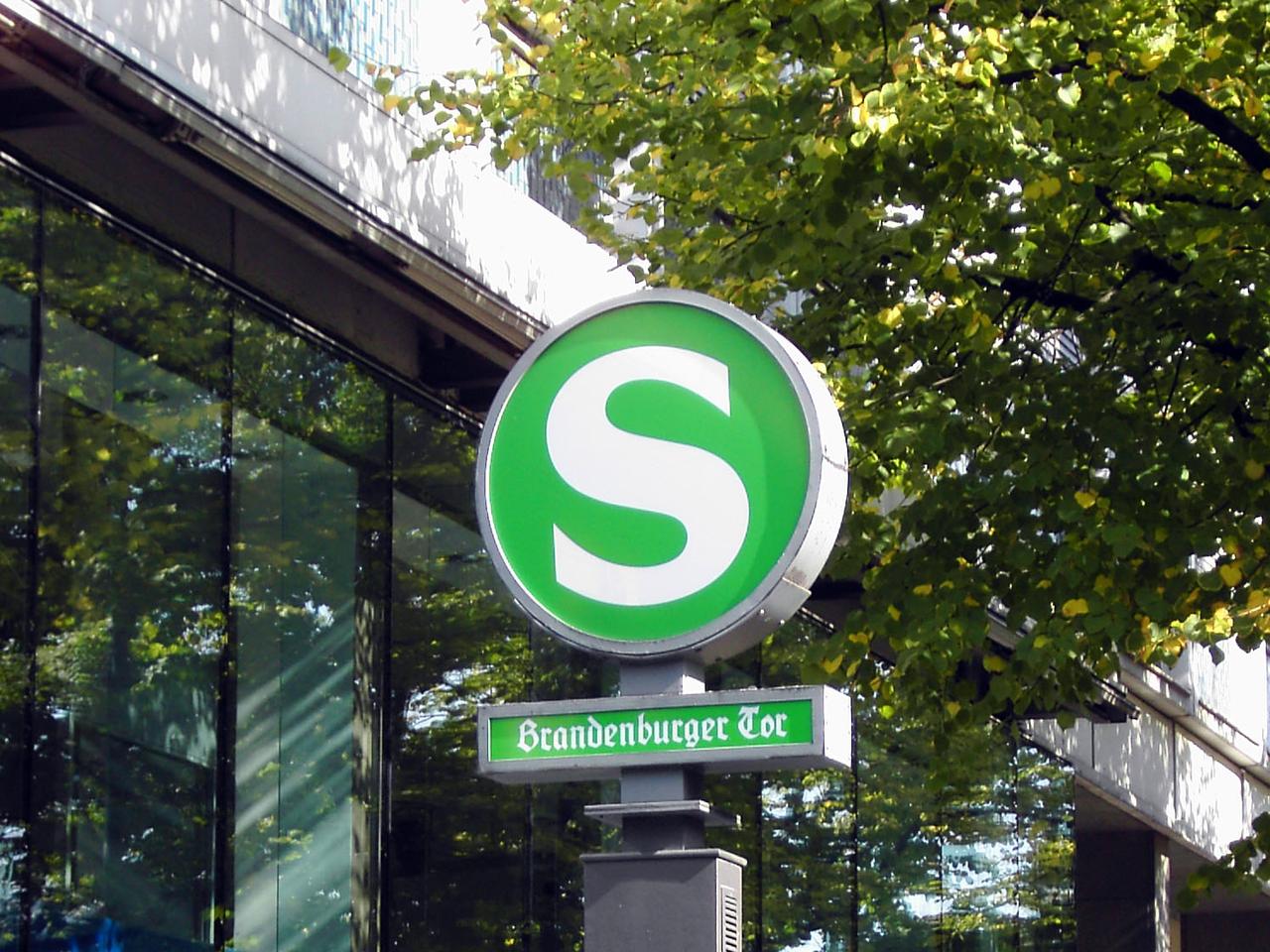 S-Bahn am Brandenburger Tor