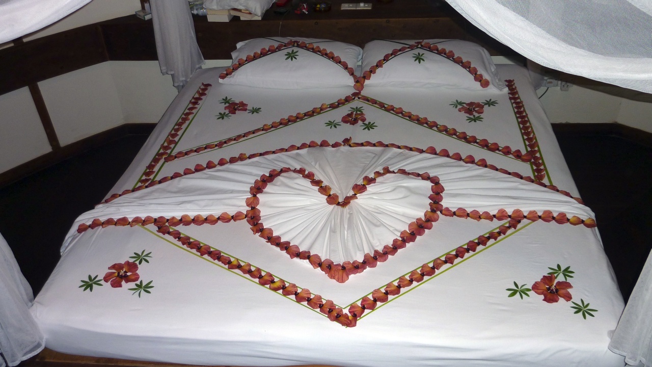 Der Roomboy schmückt unser Bett...