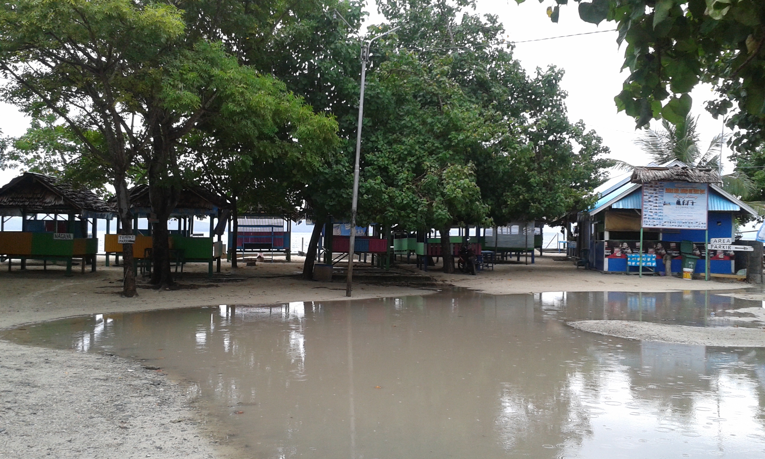 Der Dorfplatz komplett unter Wasser