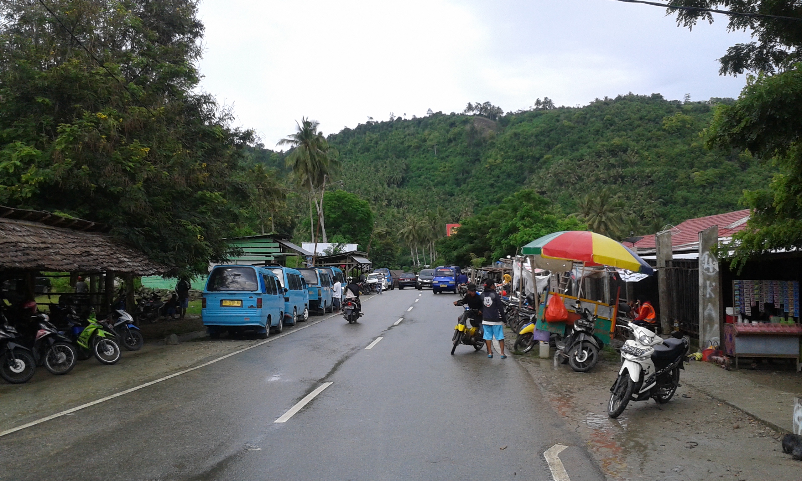 Vor dem Markt in Donggala