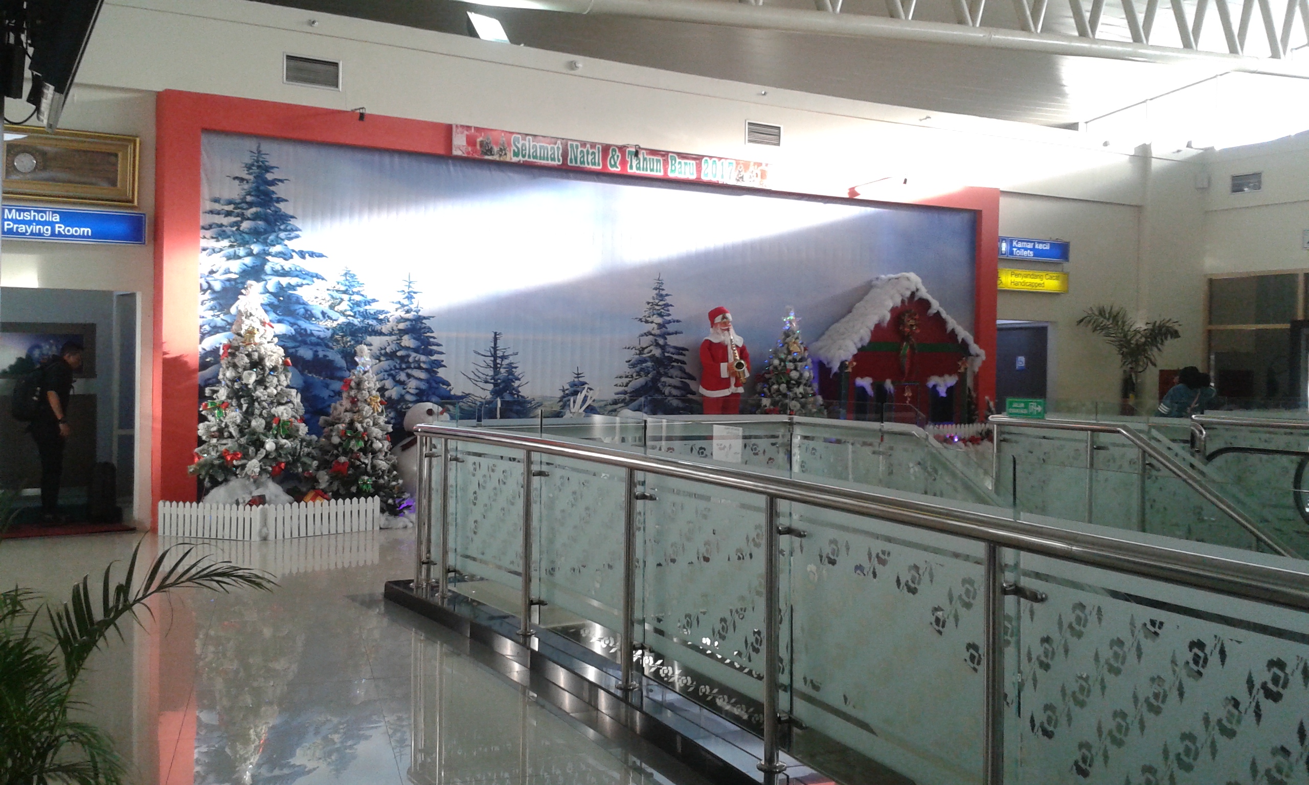 Weihnachtsdeko am Fughafen Palu