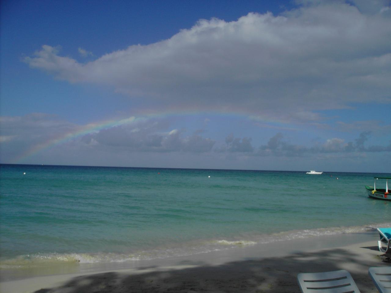 Regenbogen über dem Meer