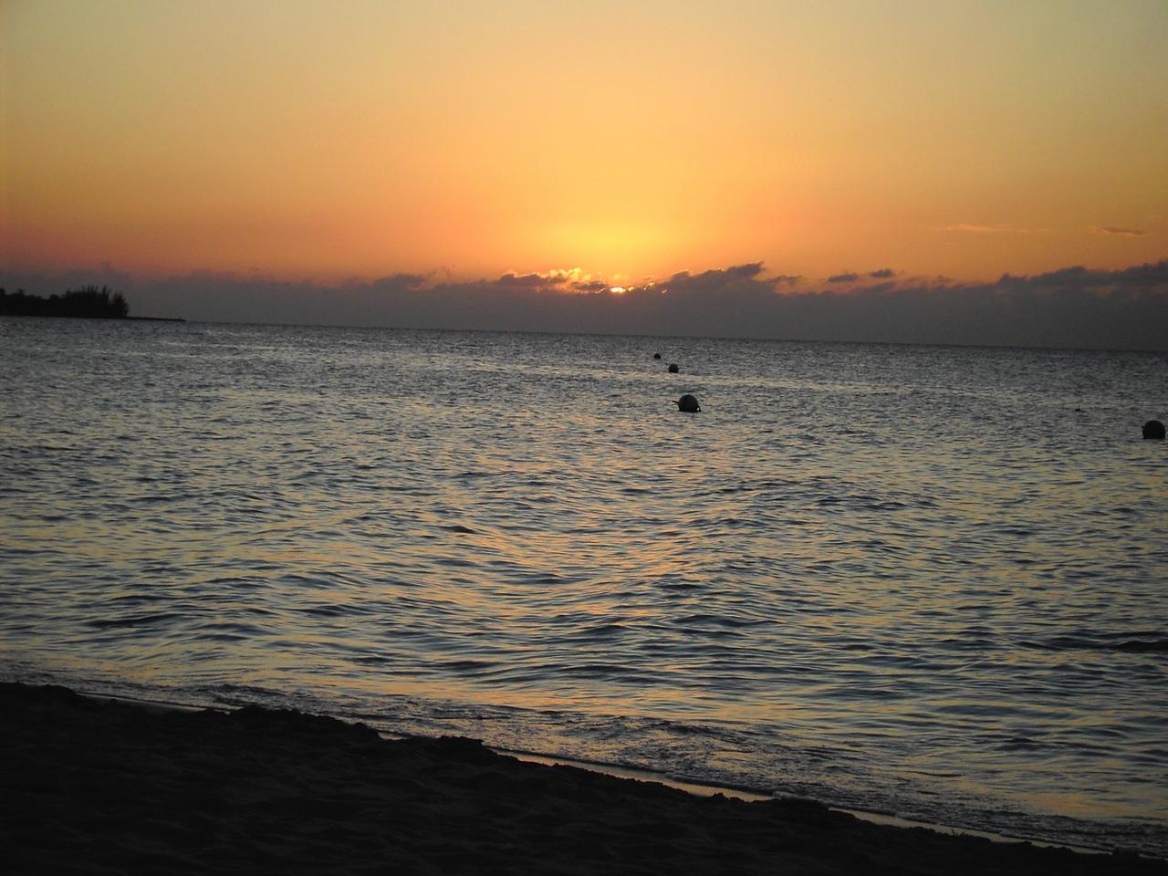 Sonnenuntergang am Hotelstrand