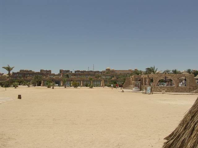 Blick vom Strand zum Hotel