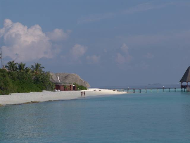 Blick vom Wasserbungisteg zur Tauchschule und zum Resti