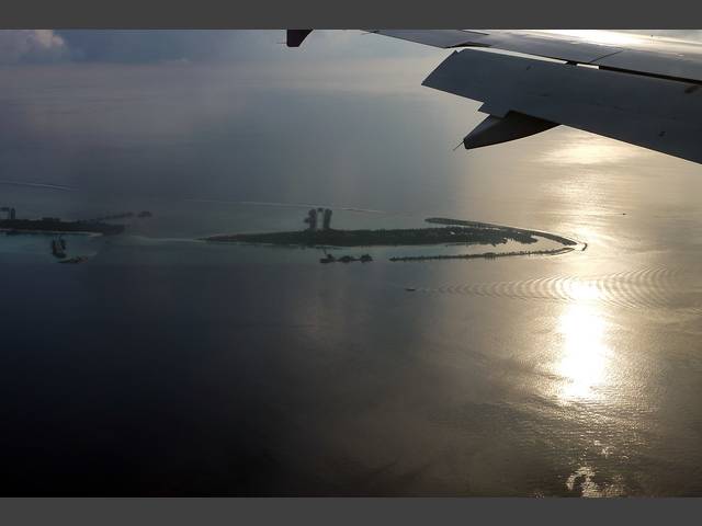 Morgens Landung auf Male (Rechts Paradise Island, links Soneva Gili)