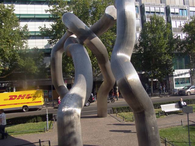 Skulptur "Berlin" aka "Tanzende Spaghetti"