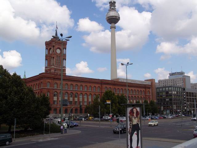 Fernsehturm hinterm Rathaus