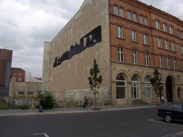 Gebäude an der Mauer - unten rechts ist die Mauermarkierung zu sehen