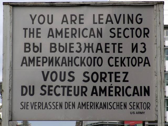 Schild am Checkpoint Charlie