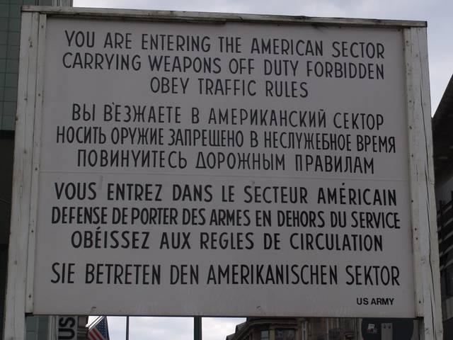 Schild am Checkpoint Charlie