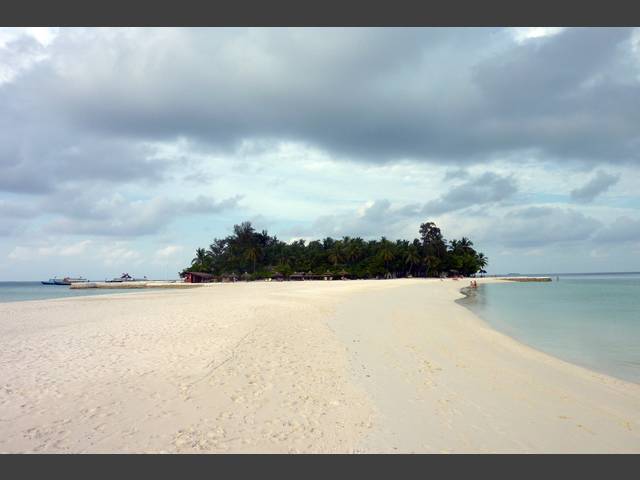 Blick von der Sandzunge zur Insel