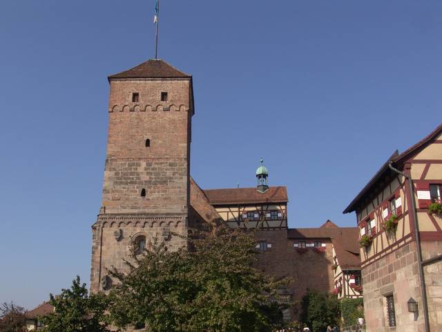 Vor dem Eingang zur Burg