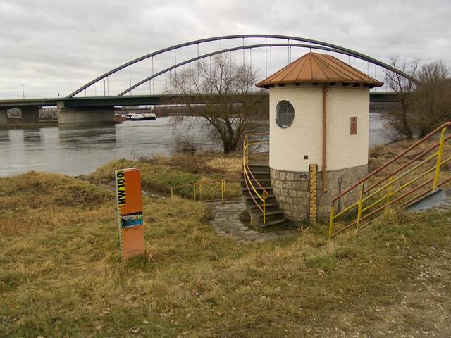 Der Pegelmesser von Schwabelweis. Links auf dem Schild ist der Hochwasserstand 1988 zu sehen.