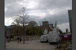 Blick zum Reichstag - eine Menge TV Ü-Wägen am Tag vor der Bundestagswahl