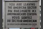 Schild am Checkpoint Charlie