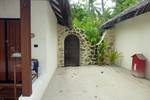 Eingang zu einer Malediven-Villa mit Privatgarten