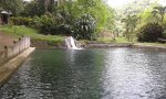 Großer Naturpool im Garten eines Rastafari
